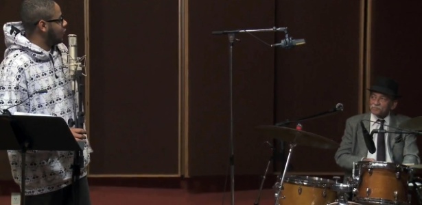 Emicida canta para o sambista e baterista Wilson das Neves em vídeo da música "Ô, Sorte!"  - Reprodução