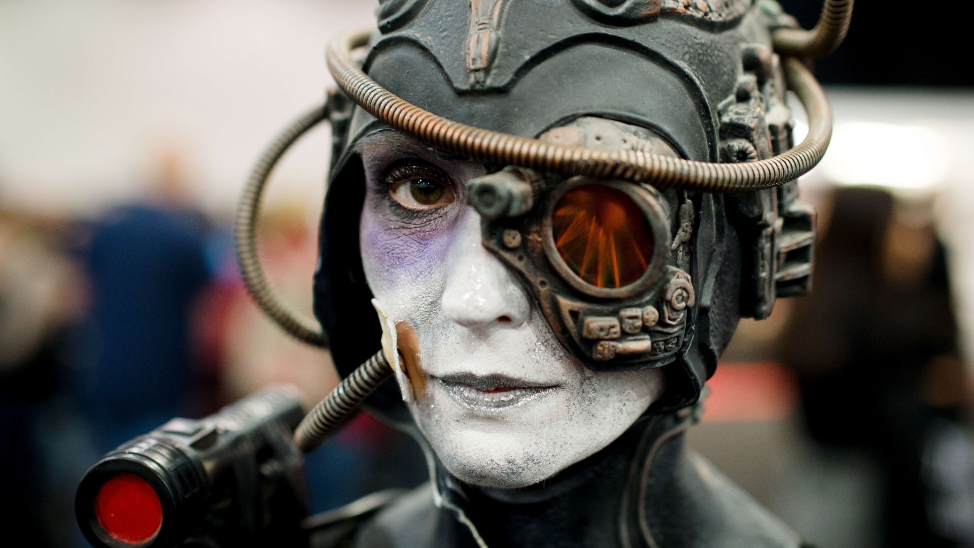 Fã de "Jornada nas Estrelas" durante a abertura do "Destination Star Trek London", que acontece em Londres. Uma réplica da ponte da espaçonave Enterprise, uma zona Klingon e um museu dedicado à série de 46 anos de idade foram erguidos na ExCel para o evento (19/10/12) - Leon Neal/AFP