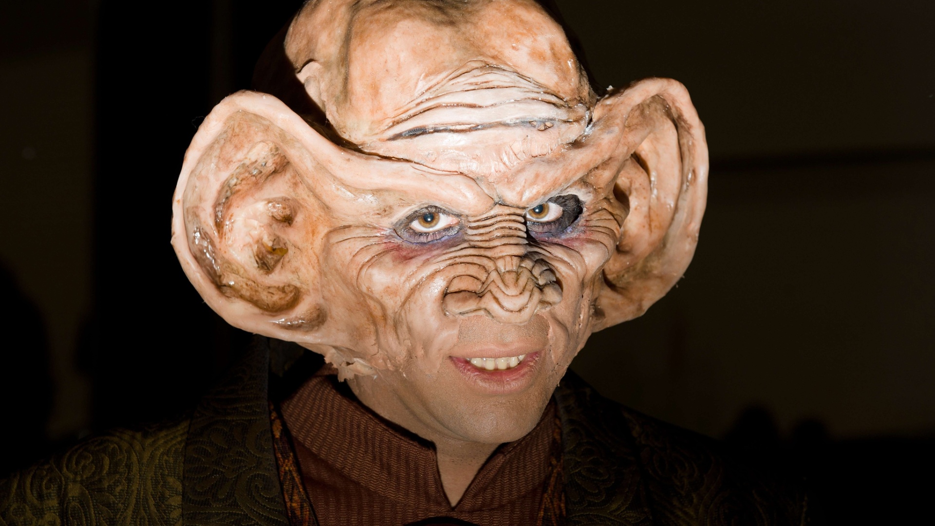 Fã de "Jornada nas Estrelas" durante a abertura do "Destination Star Trek London", que acontece em Londres. Uma réplica da ponte da espaçonave Enterprise, uma zona Klingon e um museu dedicado à série de 46 anos de idade foram erguidos na ExCel para o evento (19/10/12) - Leon Neal/AFP