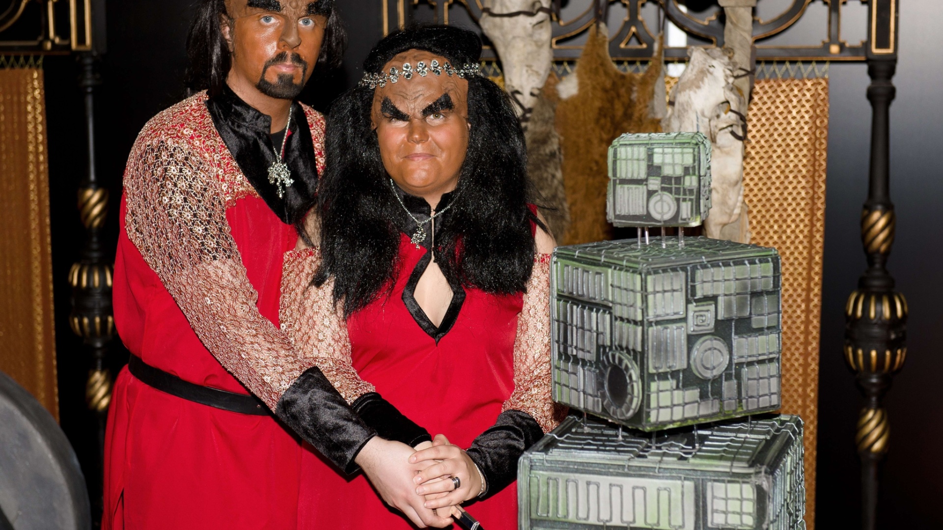 Fãs de "Jornada nas Estrelas" durante a abertura do "Destination Star Trek London", que acontece em Londres. Uma réplica da ponte da espaçonave Enterprise, uma zona Klingon e um museu dedicado à série de 46 anos de idade foram erguidos na ExCel para o evento (19/10/12) - Leon Neal/AFP