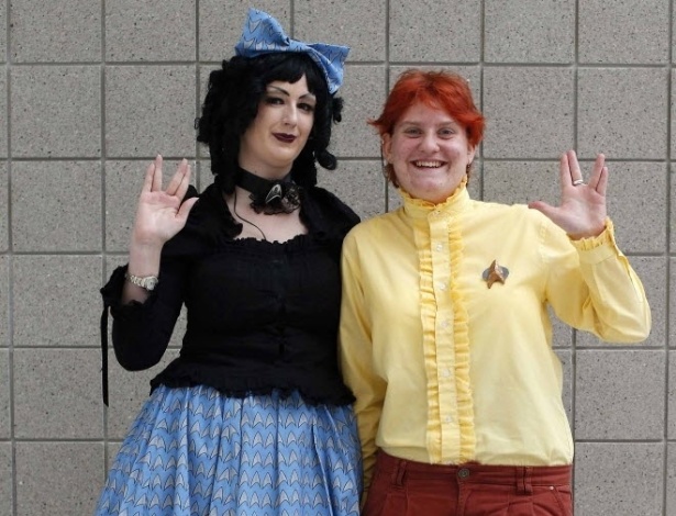 Fãs de "Jornada nas Estrelas" durante a abertura do "Destination Star Trek London", que acontece em Londres. Uma réplica da ponte da espaçonave Enterprise, uma zona Klingon e um museu dedicado à série de 46 anos de idade foram erguidos na ExCel para o evento (19/10/12) - REUTERS/Suzanne Plunkett