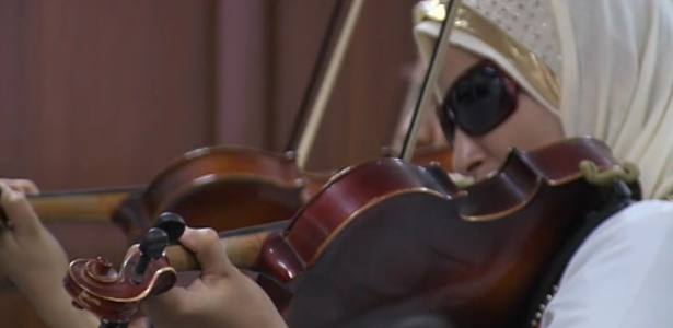Jovem cega toca violino em orquestra do Egito  - Reprodução/BBC
