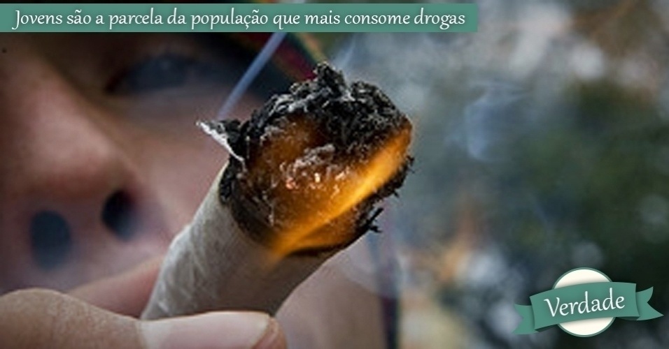 jovem fumando maconha - AFP