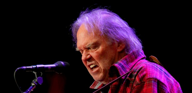 Neil Young tocou no encerramento do evento com a clássica "Rockin" In The Free World", acompanhado por todos os artistas que participaram a edição de 2012 do festival (20/10/12) - AP Photo