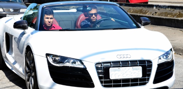 Neymar dirige um Audi R8 Spider de valor estimado em R$ 856.350,00 - Agência Estado