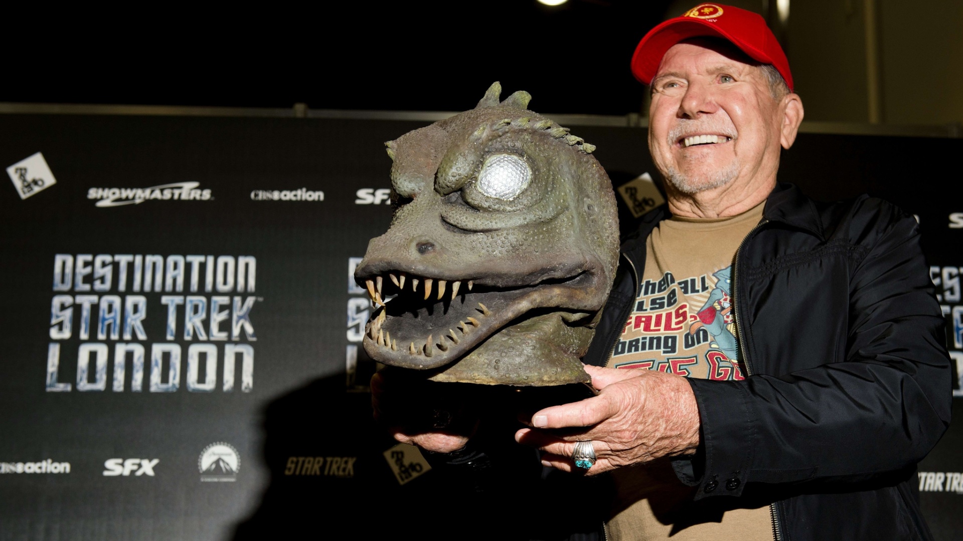 O ator Bobby Clark posa com uma parte do figurino de "Gorn" durante a abertura do "Destination Star Trek London", que acontece em Londres. Uma réplica da ponte da espaçonave Enterprise, uma zona Klingon e um museu dedicado à série de 46 anos de idade foram erguidos na ExCel para o evento (19/10/12) - Leon Neal/AFP