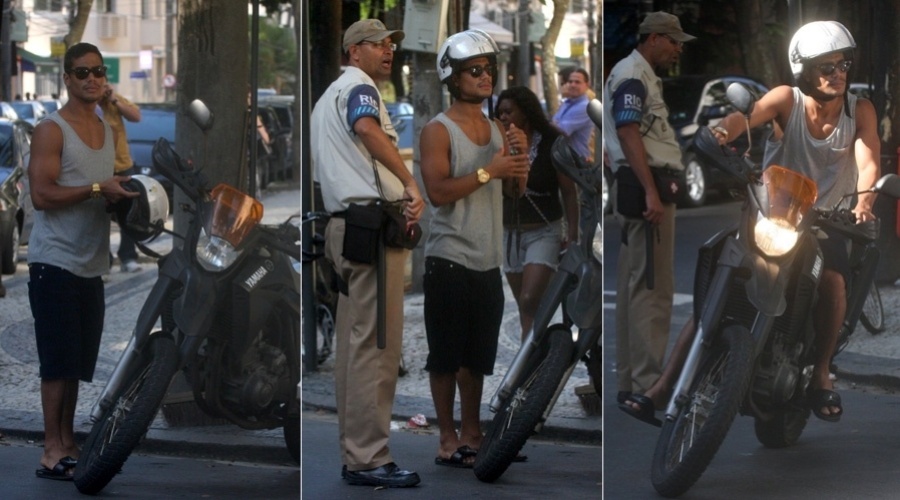 O ator Micael Borges, de "Rebelde", foi advertido por uma guarda municipal após estacionar sua moto em local proibido no bairro do Leblon, zona sul do Rio (22/10/12)