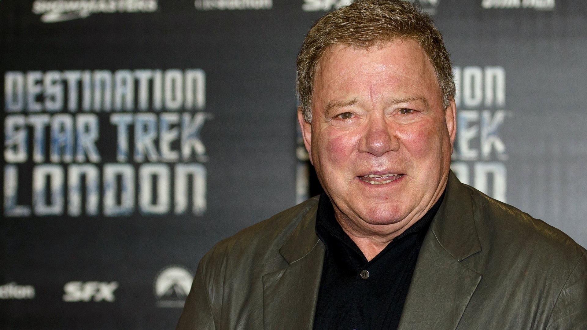 O ator norte-americano William Shatner, que viveu o Capitão Kirk na série "Jornada nas Estrelas", chega à abertura do evento "Destination Star Trek London", que acontece em Londres. Uma réplica da ponte da espaçonave Enterprise, uma zona Klingon e um museu dedicado à série de 46 anos de idade foram erguidos na ExCel para o evento (19/10/12) - Leon Neal/AFP