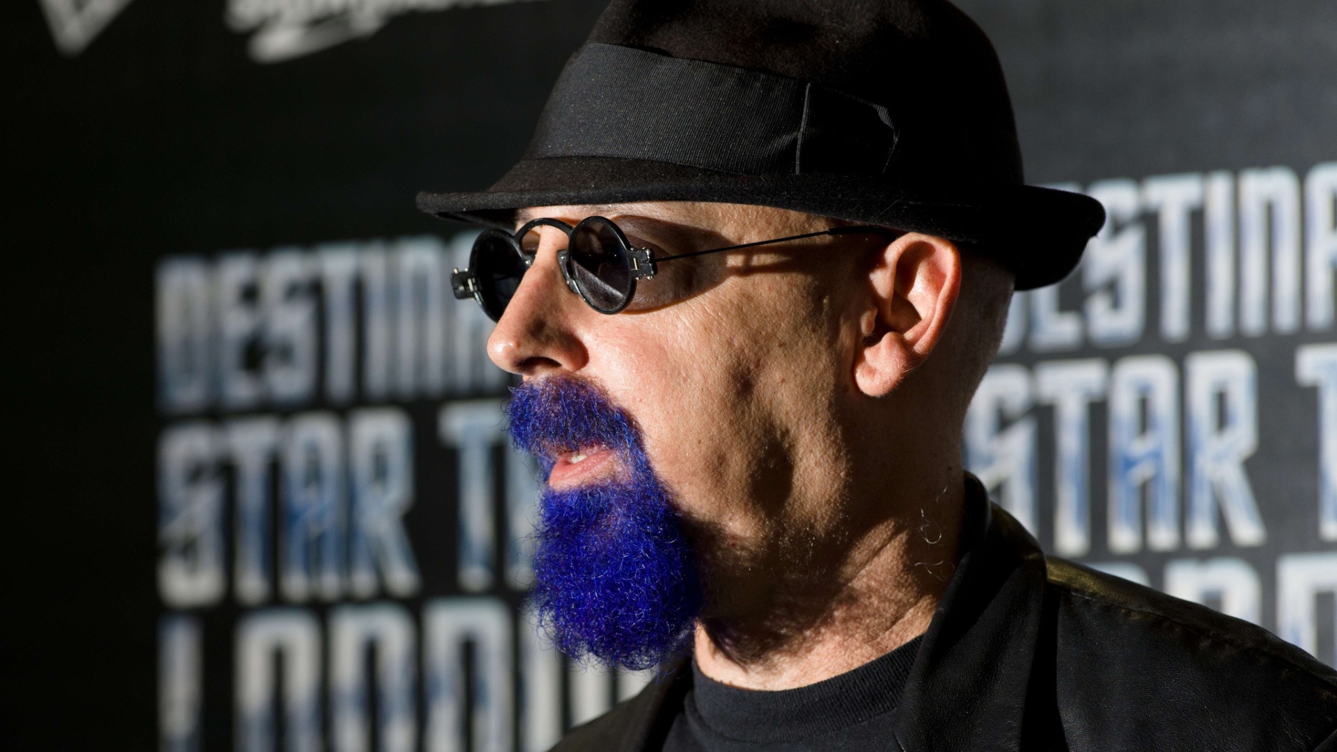 O roteirista e produtor norte-americano Ira Steven Behr durante a abertura do "Destination Star Trek London", que acontece em Londres. Uma réplica da ponte da espaçonave Enterprise, uma zona Klingon e um museu dedicado à série de 46 anos de idade foram erguidos na ExCel para o evento (19/10/12) - Leon Neal/AFP