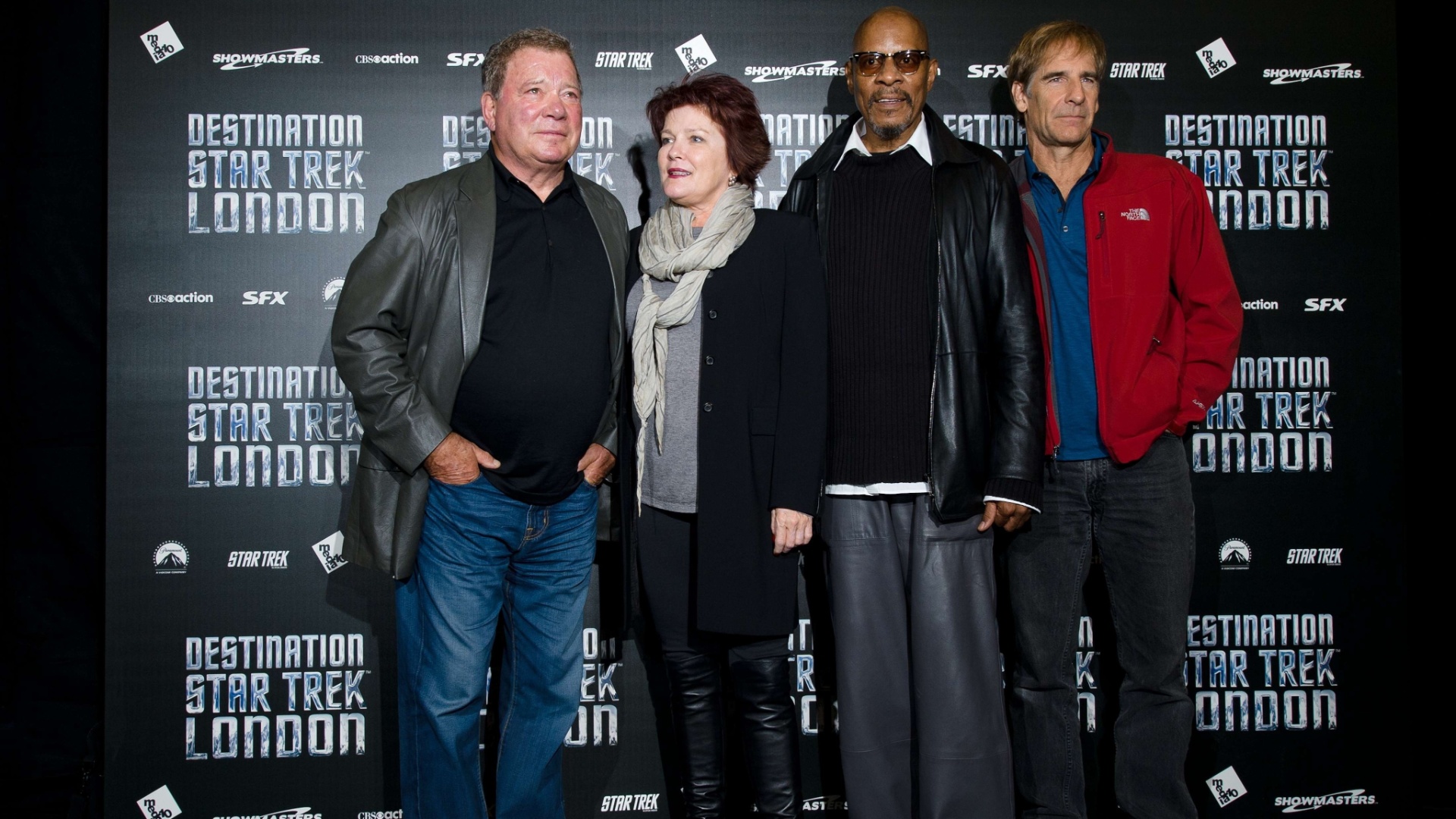 Os atores William Shatner (Capitão Kirk), Kate Mulgrew (Capitã Janeway), Avery Brooks (Capitão Sisko) e Scott Bakula (Capitão Archer) durante a abertura do "Destination Star Trek London", que acontece em Londres. Uma réplica da ponte da espaçonave Enterprise, uma zona Klingon e um museu dedicado à série de 46 anos de idade foram erguidos na ExCel para o evento (19/10/12) - Leon Neal/AFP