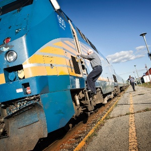 Passageiro embarca em  trem da estação de Dorval, Québec (Canadá) - Yannick Grandmont/The New York Times