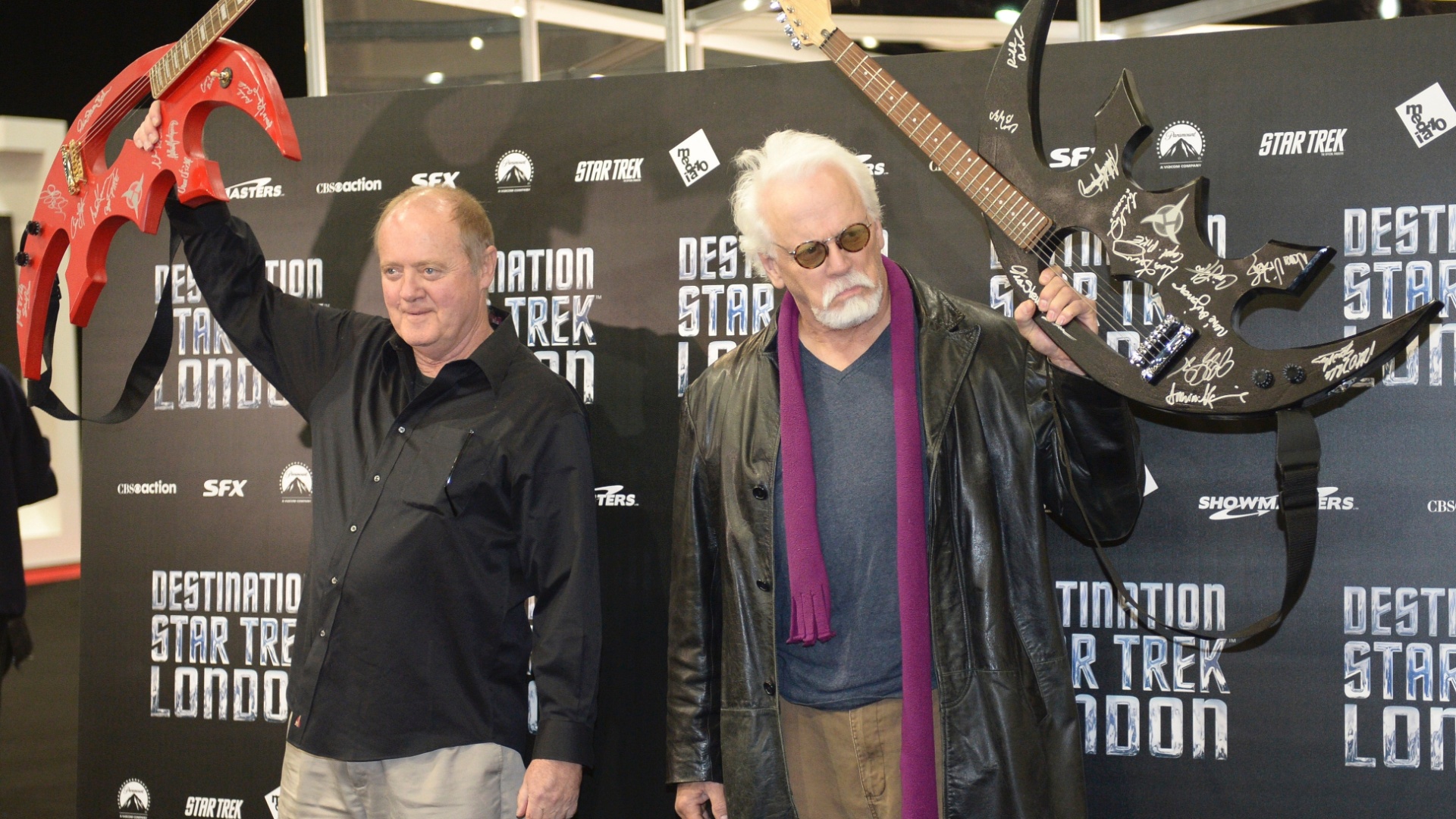 Robert O'Reilly e JG Hertzler durante a abertura do "Destination Star Trek London", que acontece em Londres. Uma réplica da ponte da espaçonave Enterprise, uma zona Klingon e um museu dedicado à série de 46 anos de idade foram erguidos na ExCel para o evento (19/10/12) - Getty Images
