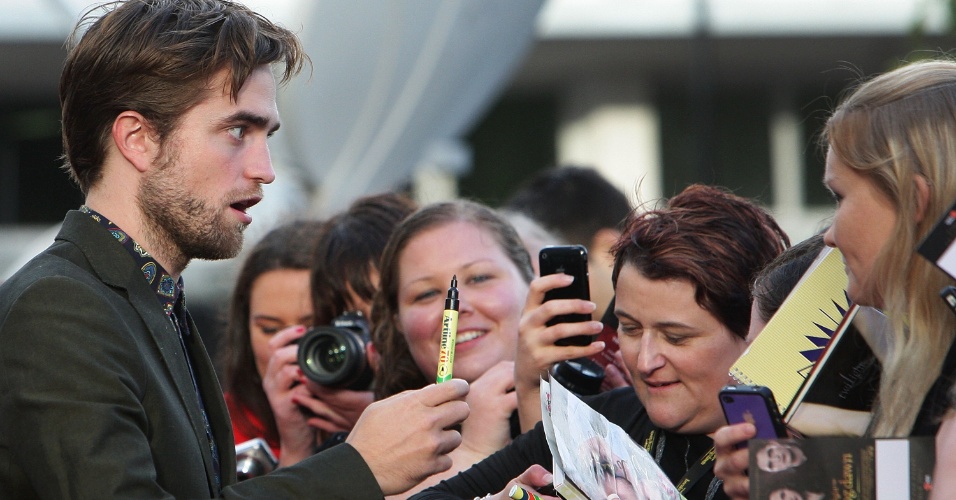 Robert Pattinson cumprimenta fãs durante divulgação de 