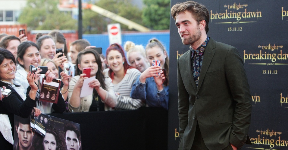 Robert Pattinson participa de evento de divulgação de 