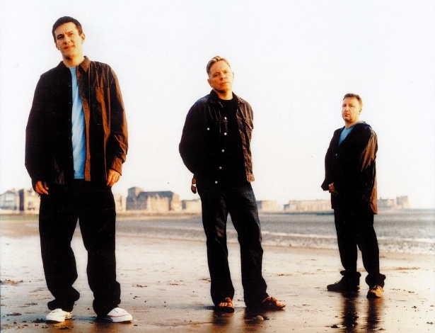 Stephen Morris, Bernard Summer e Peter Hook, em formação de 2005 do New Order - Divulgação