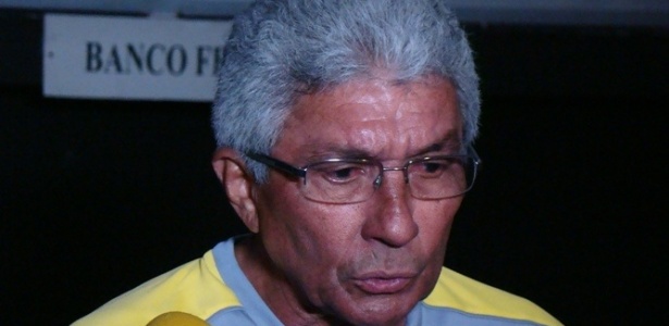 O técnico Givanildo Oliveira destacou que tem somente quatro atacantes no grupo