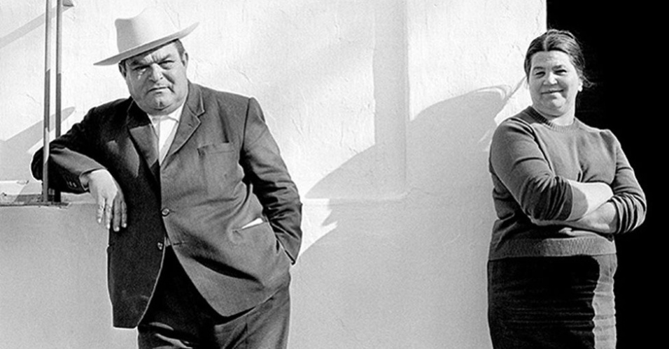 Tirada pelo fotógrafo americano Steve Kahn, a imagen mostra Bernardo Peña y La Perrata na porta de sua casa em Lebrija, Andaluzia, em 1969 - Steve Kahn