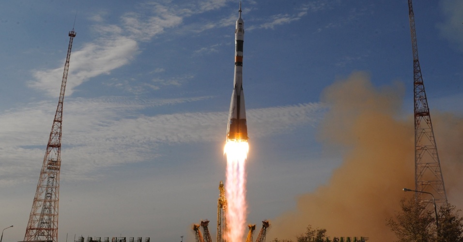 23.out.2012 - A nave russa Soyuz decolou com sucesso do cosmódromo de Baikonur, no Cazaquistão, com três tripulantes a bordo. O norte-americano Kevin Ford e os russos Oleg Novitskiy (centro) e Evgeny Tarelkin viajarão para a Estação Espacial Internacional (ISS, na sigla em inglês)