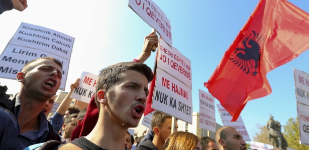 Apoiadores do partido de oposição Vetevendosje (em português, "autodeterminação") realizam protesto em Pristina, Kosovo - Valdrin Xhemaj/EFE