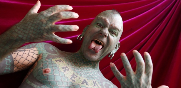 Erik Sprague transformou-se no homem lagarto após ter tatuado seu corpo com escamas em tom de verde - Jchidalgo/Efe