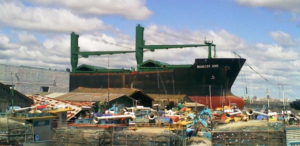 Vento jogou um navio graneleiro contra o cais onde estava aportado, em São José do Norte (RS) - Thaize da Luz/Agência RBS