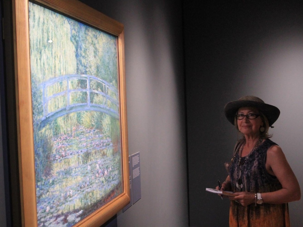 A advogada gaúcha Mercedes Rodrigues, 69 anos, analisa o quadro "O Lago das Ninfeias, Harmonia Verde", de Claude Monet (23/10/2012) - Ricardo Cassiano/UOL