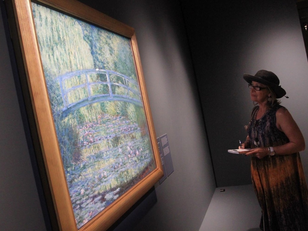 A advogada gaúcha Mercedes Rodrigues, 69 anos, analisa o quadro "O Lago das Ninfeias, Harmonia Verde", de Claude Monet (23/10/2012) - Ricardo Cassiano/UOL