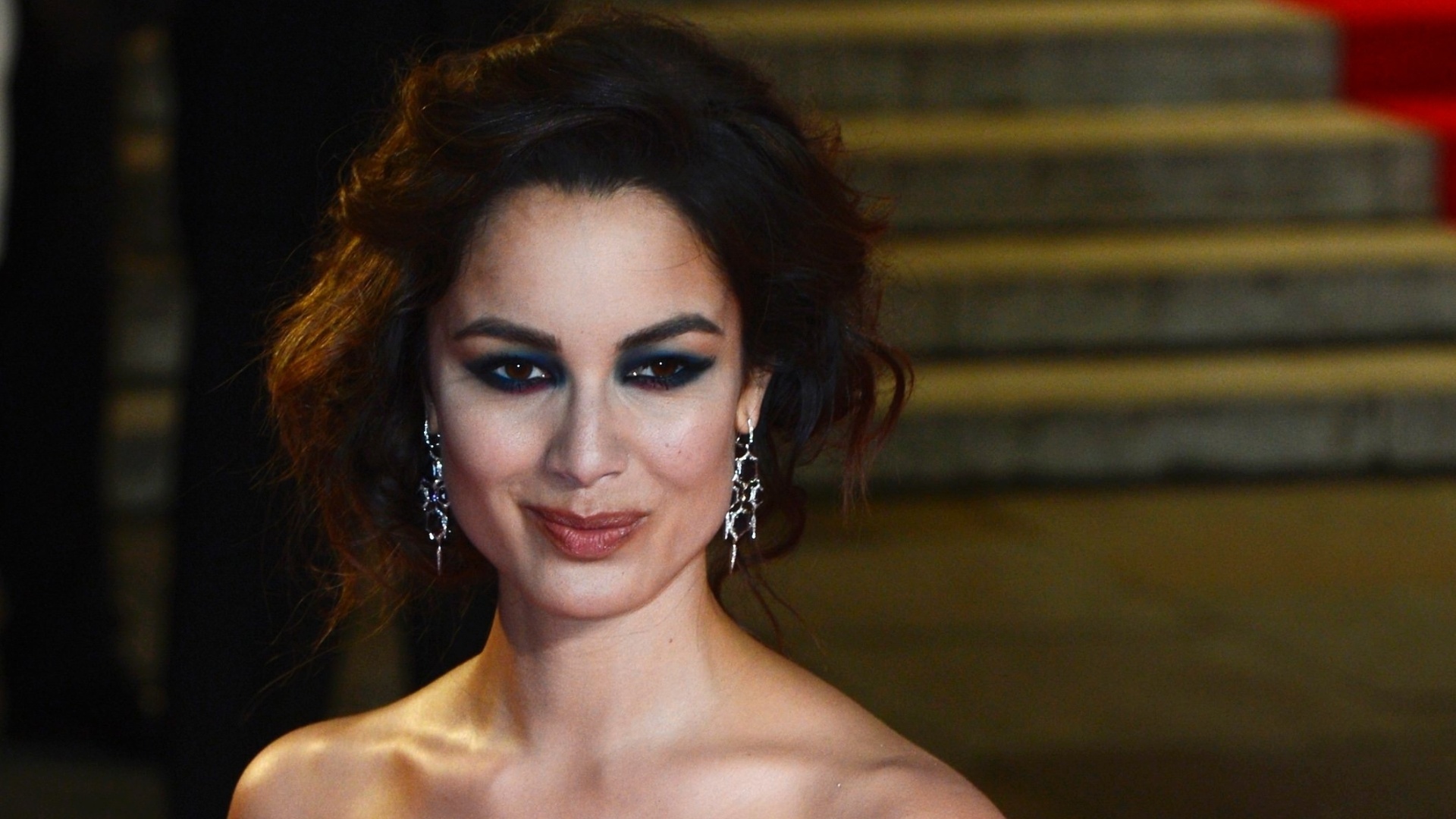 A atriz Bérénice Marlohe vive a nova bond girl da franquia: Sévérine. A artista foi muito requisitada durante o tapete vermelho londrino (23/10/12) - Reuters