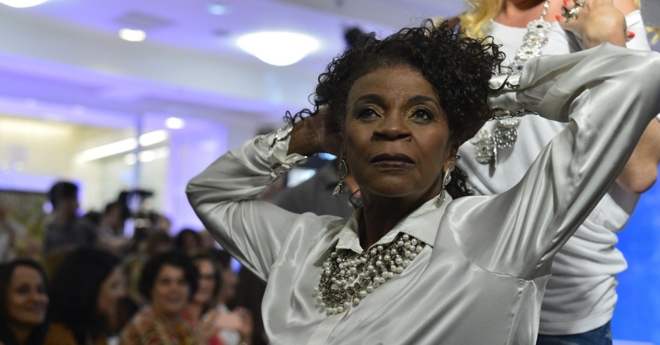 A atriz Zezé Mota participou de um desfile beneficente em um shopping da zona sul do Rio (23/10/12). O evento teve como objetivo arrecadar verba para o Retiro dos Artistas, instituição que acolhe artistas idosos que passam por dificuldades financeiras