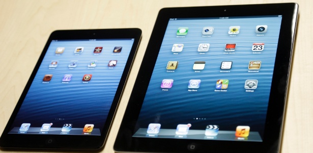 À esquerda, o iPad mini, com tela de 7,9 polegadas. À direita, o iPad da quarta geração, apresentado pela Apple - Marcio Jose Sanchez/AP