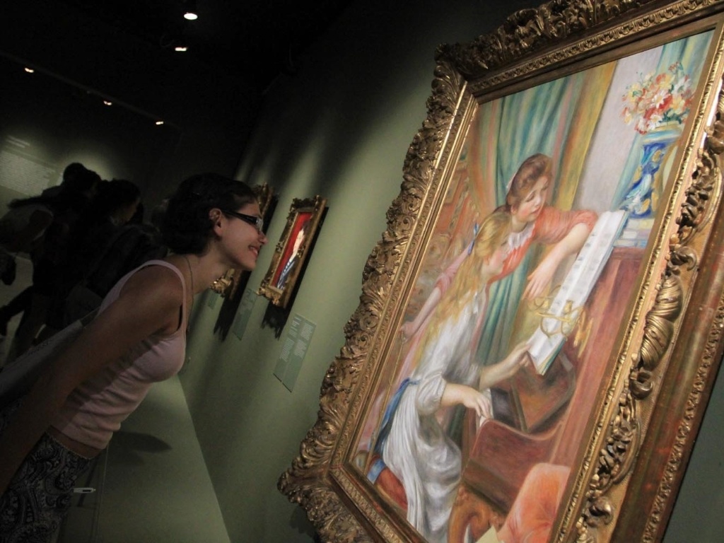 A estudante de cinema Deborah Lins de Barros, de 29 anos, ficou encantada com obra "Moças ao Piano", de Auguste Renoir (23/10/2012) - Ricardo Cassiano/UOL