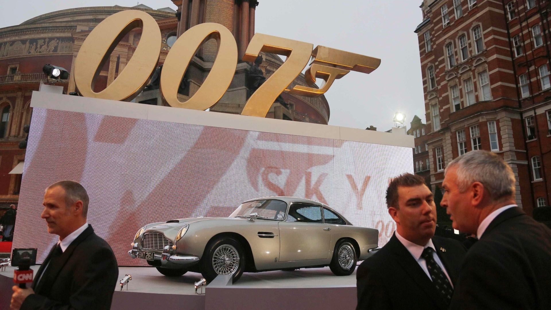 A pré-estreia do filme "007 - Skyfall" aconteceu nesta terça-feira no Royal Albert Hall, em Londres (23/10/12) - Reuters