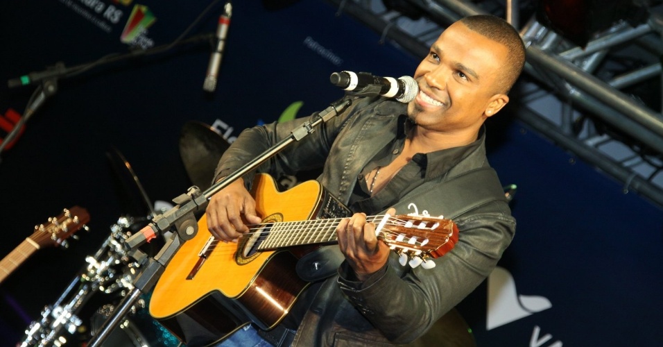 Alexandre Pires toca seus sucessos no Festa Nacional da Música, em Canela, Rio Grande do Sul (22/10/12) - Graça Paes/Foto Rio News