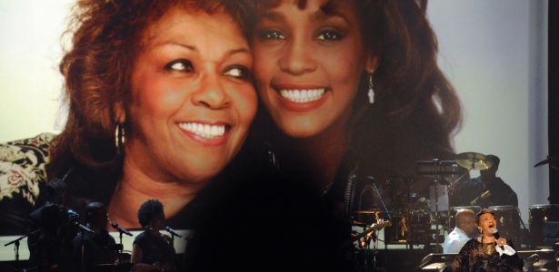 Cissy Houston aparece ao lado de Whitney Houston em foto exibida durante tributo à cantora no BET Awards 2012, em Los Angeles (2/7/12) 