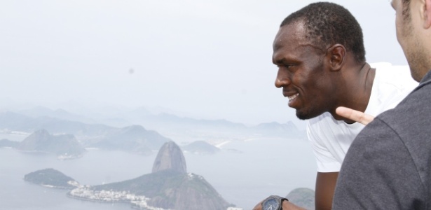 Com o Corcovado ao fundo, Bolt curte a vista do Rio de Janeiro nesta terça-feira