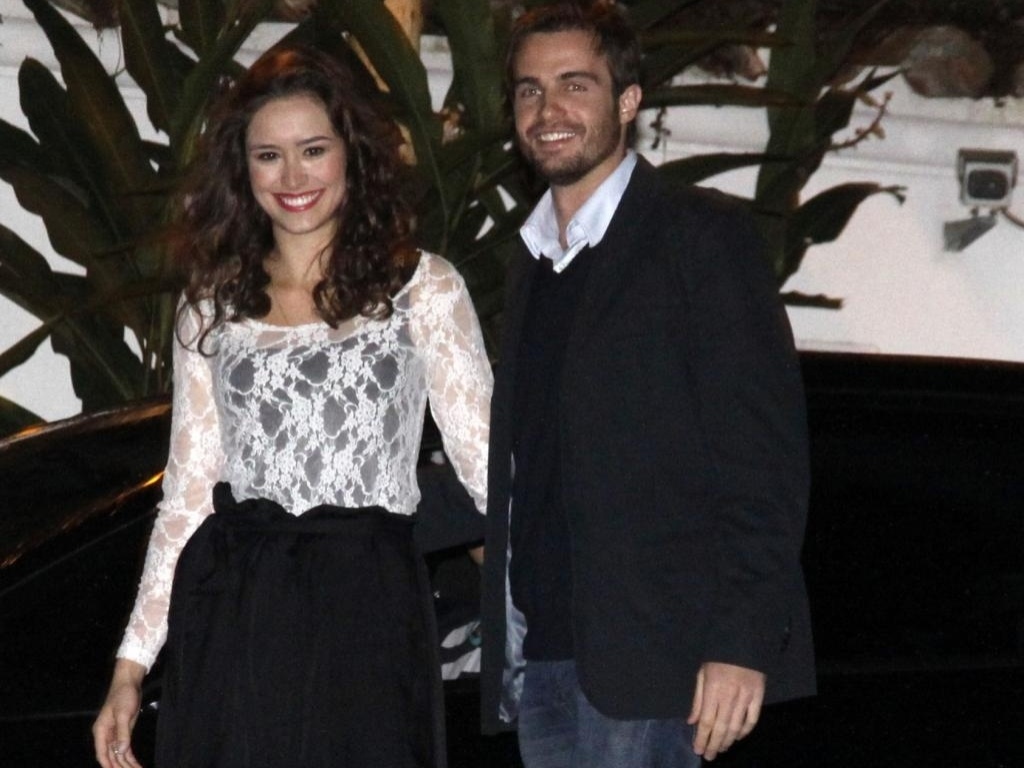 Max Fercondini e Amanda Ritcher marcaram presença na cerimônia íntima do ator Matheus Solano com Paula Braun. No entanto, parece que os dois estão indo para uma balada (24/09/2011) - AgNews