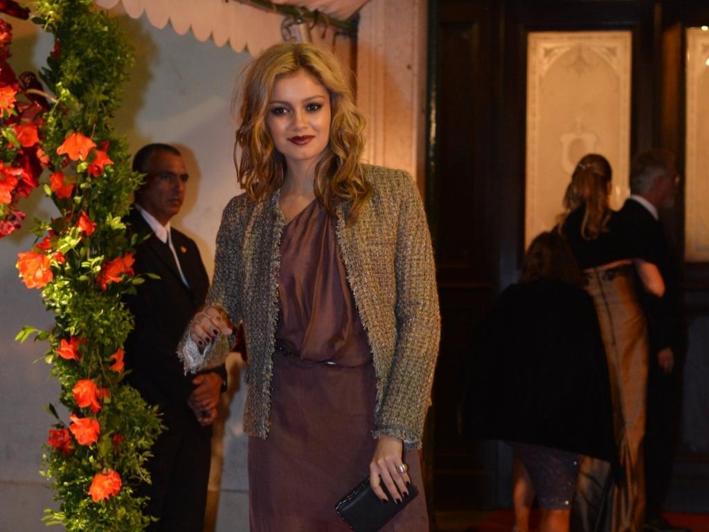 A atriz Sophie Charlotte escorregou na escolha do look ao combinar o vestido esvoaçante com casaquinho de tweed, que acabou pesando no look. Para se proteger do frio, ela também precisou usar uma meia-calca fina, mas errou no tom e não ficou nada elegante. O visual foi montado para o casamento da atriz Luma Costa, que aconteceu no Rio de Janeiro (23/6/12) - AgNews