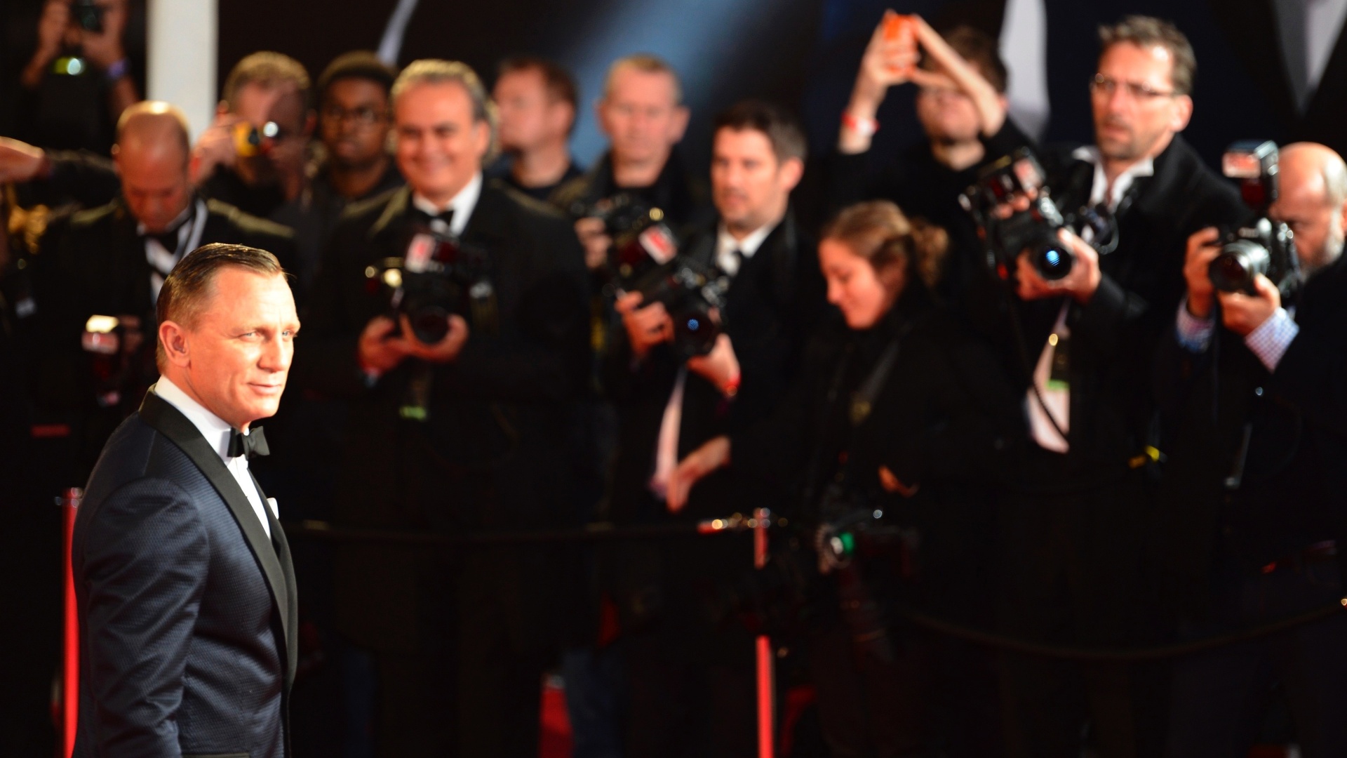 Imprensa disputa as melhores imagens de Daniel Craig, astro que encarna o agente britânico 007 (23/10/12) - Reuters