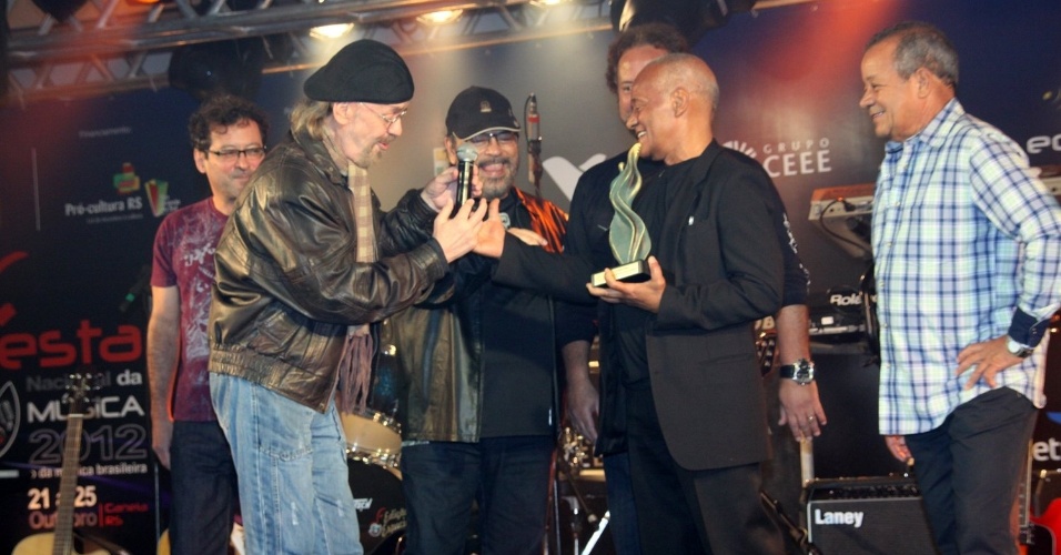Integrantes do grupo The Fevers são premiados no Festa Nacional da Música, em Canela, Rio Grande do Sul (22/10/12) - Graça Paes/Foto Rio News