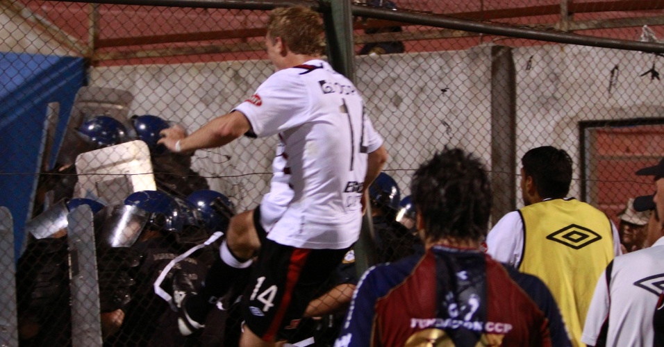 Maximiliano Caire, do Colón, tenta agredir policiais após confusão com a torcida do time no jogo contra o Cerro Porteño