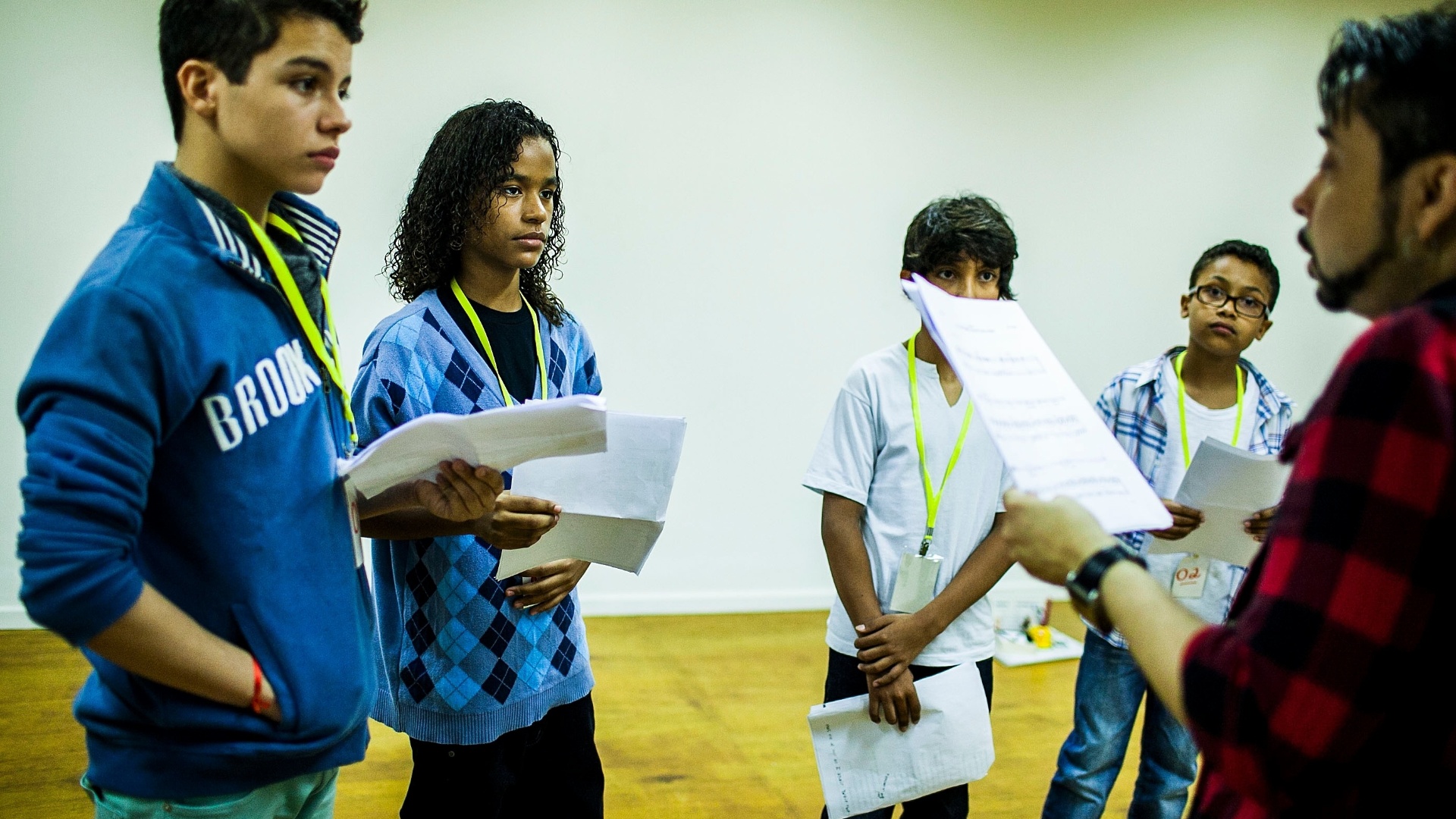 Na sala com outros quatro candidatos, Isaque tem aulas de canto com o preparador vocal Marconi - Leonardo Soares de Souza/ UOL