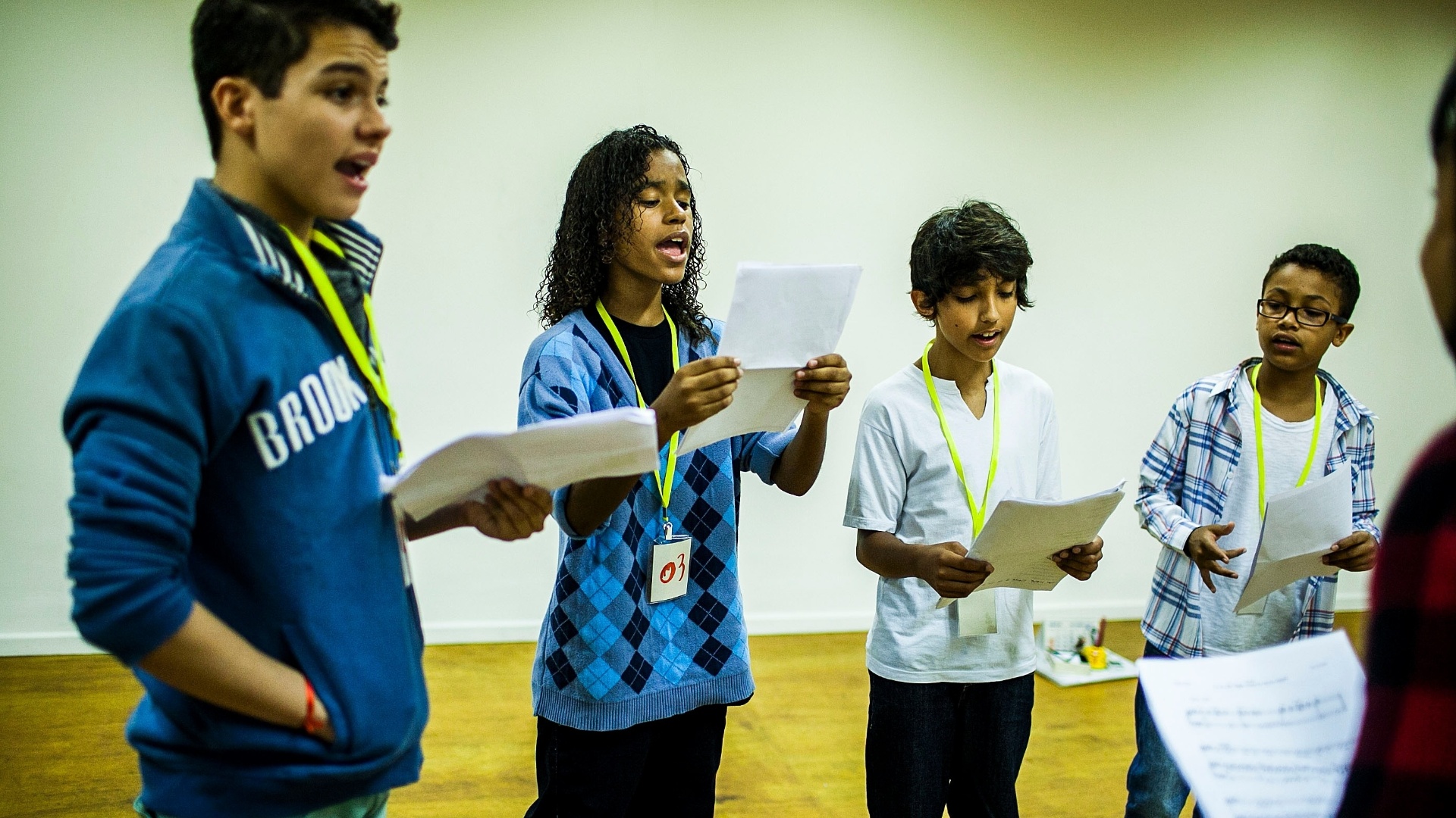 Na sala com outros quatro candidatos, Isaque tem aulas de canto com o preparador vocal Marconi - Leonardo Soares de Souza/ UOL