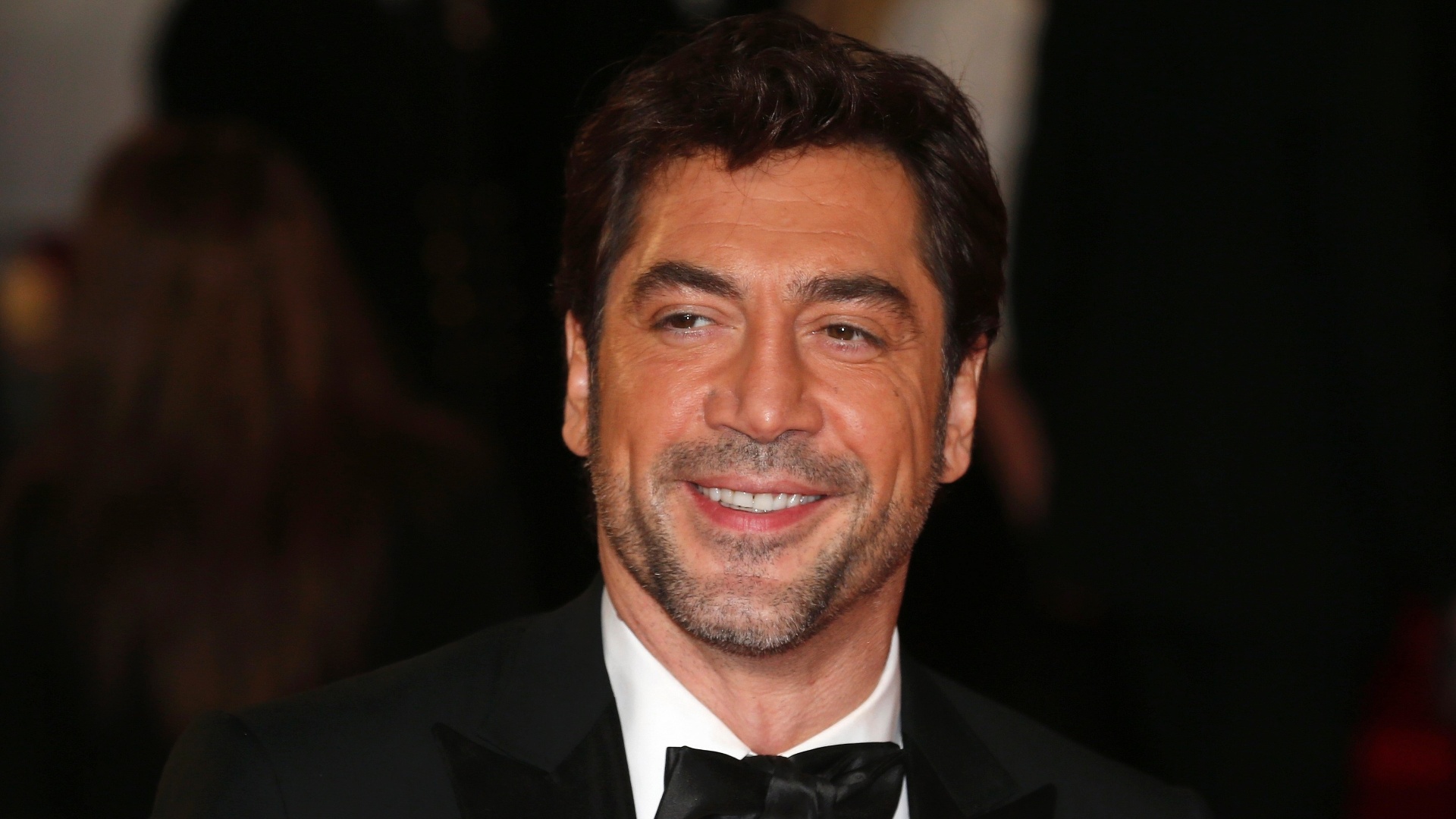 O ator espanhol Javier Bardem, que vive o vilão Raoul Silva na trama, elogiou até mesmo as coxas de Daniel Craig durante a série de entrevistas no tapete vermelho em Londres (23/10/12) - Reuters