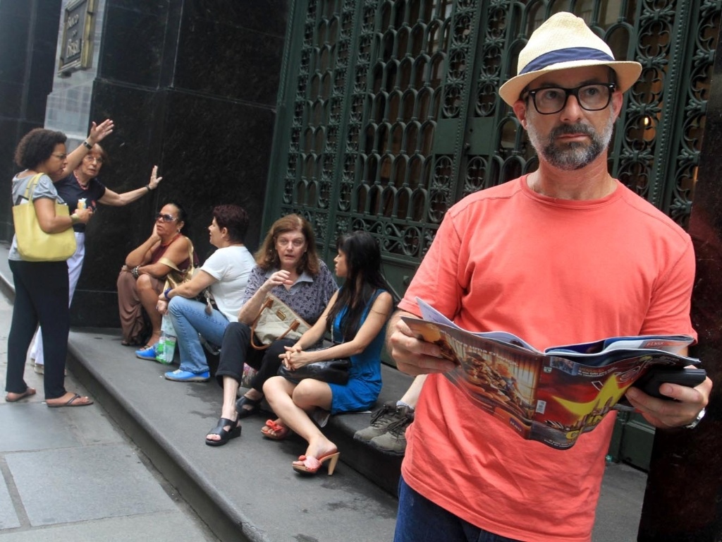 Poucos admiradores aguardavam a abertura da exposição "Impressionismo: Paris e a Modernidade" em frente ao CCBB do Rio de Janeiro (23/10/2012) - Ricardo Cassiano/UOL