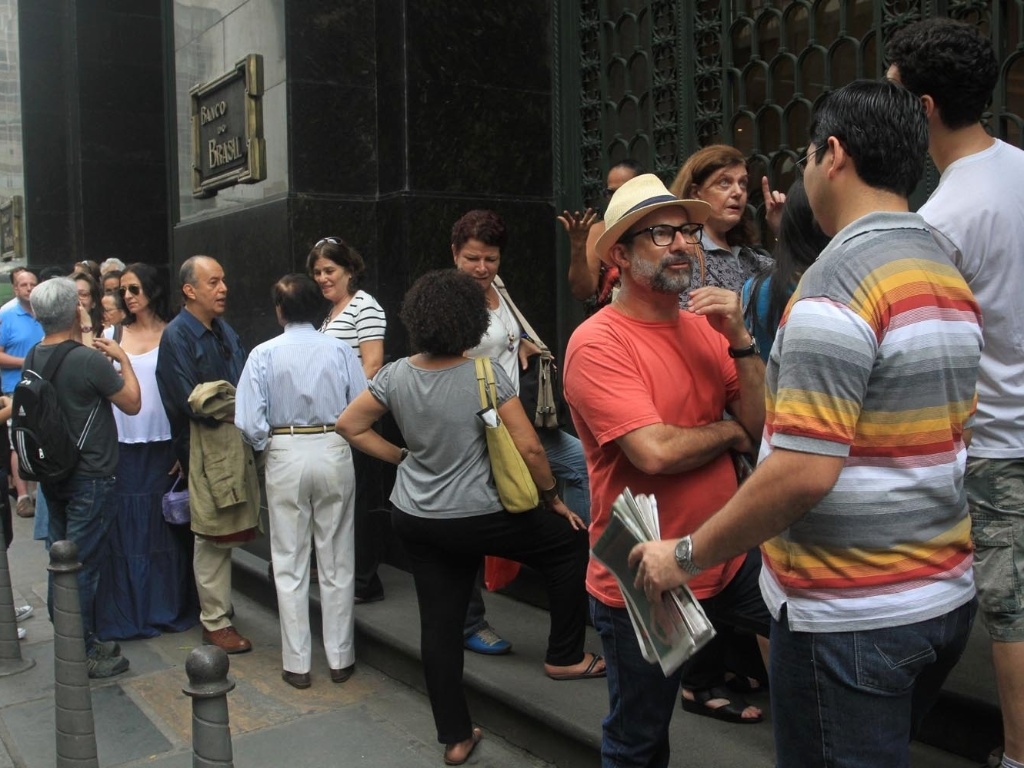Poucos admiradores do movimento artístico aguardavam a abertura da exposição "Impressionismo" em frente ao CCBB do Rio (23/10/2012) - Ricardo Cassiano/UOL