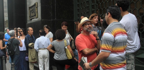 Poucos admiradores do movimento artístico aguardavam a abertura da exposição "Impressionismo" em frente ao CCBB do Rio (23/10/2012) - Ricardo Cassiano/UOL