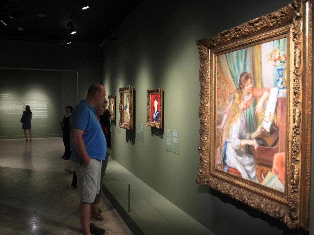 Público observa a obra "Moças ao Piano", de Auguste Renoir (23/10/2012) - Ricardo Cassiano/UOL