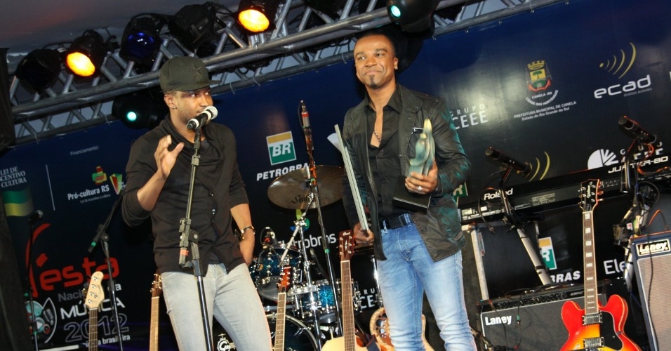 Thiaguinho declara que Alexandre Pires sempre foi seu grande ídolo ao entregar prêmio no Festa Nacional da Música, em Canela, Rio Grande do Sul (22/10/12) - Graça Paes/Foto Rio News