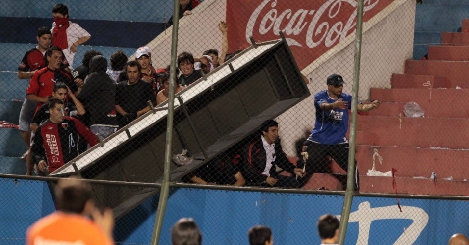 Torcedores do Colón se envolvem em confusão durante partida contra o Cerro Porteño