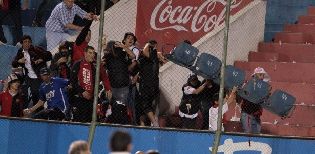 Torcida do Colón arranca cadeiras do estádio Pablo Rojas para jogar contra policias - EFE/Andrés Cristaldo 